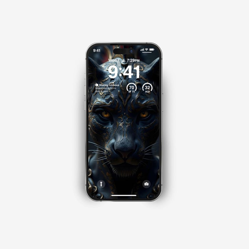 Puede incluir: Una pantalla de tel&eacute;fono inteligente con una imagen de fondo de una pantera negra con detalles dorados. La hora es 9:41 y la fecha es Mi&eacute; 7 7:29 PM. La pantalla del tel&eacute;fono tambi&eacute;n muestra una notificaci&oacute;n para "Wasting Gibbous" con una barra de progreso del 70% y un nivel de bater&iacute;a del 32%.