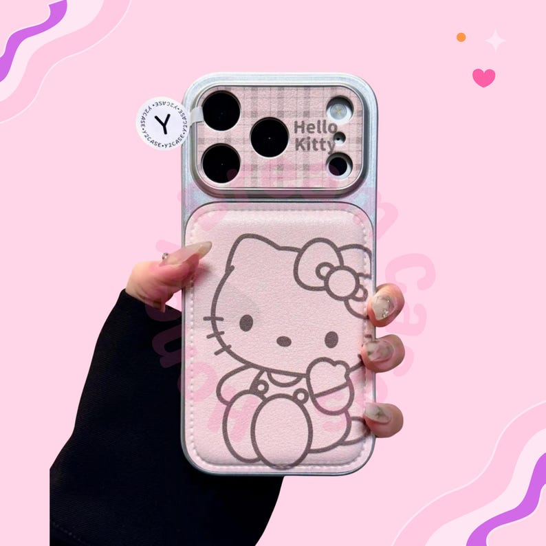K&ouml;nnte beinhalten: Rosa Handyh&uuml;lle mit Hello Kitty-Design. Die H&uuml;lle hat ein rosa-wei&szlig;es Karomuster um die Kamera und die Worte "Hello Kitty". Der untere Teil der H&uuml;lle hat eine rosa Hello Kitty-Grafik.