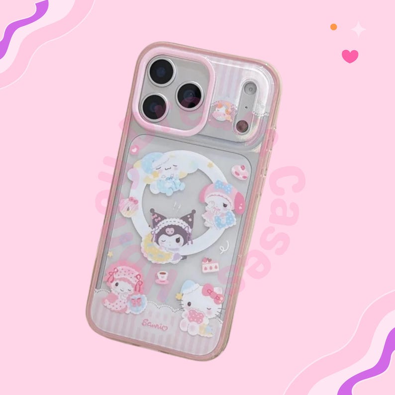 Op de afbeelding: Een doorzichtige telefoonhoes met een roze rand met cartoonfiguren. De hoes heeft een roze en witte gestreepte achtergrond met verschillende karakterontwerpen. De onderkant van de hoes heeft het woord "Sanrio".