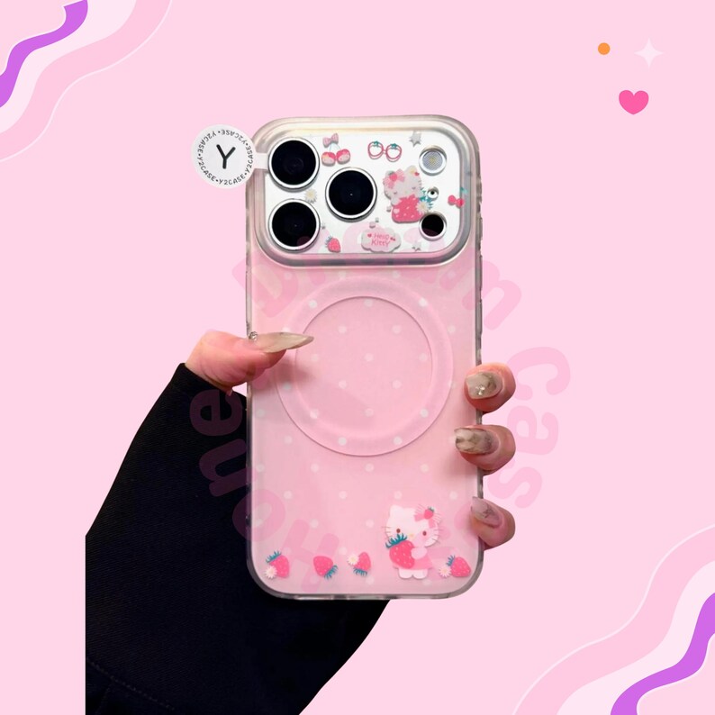 Puede incluir: Funda de tel&eacute;fono rosa con protector de lente de c&aacute;mara transparente. La funda presenta un patr&oacute;n de lunares blancos, un dise&ntilde;o de Hello Kitty con fresas y un dise&ntilde;o circular en la parte posterior. La funda est&aacute; dise&ntilde;ada para un tel&eacute;fono inteligente.