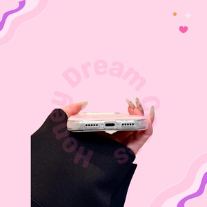 Funda magnética para iPhone con diseño de fresa y Hello Kitty, con dije magnético, color rosa y bayas. Funda para iPhone 17, 16, 15, 14, 13 Pro Max. imagen 6