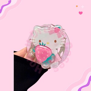 Funda magnética para iPhone con diseño de fresa y Hello Kitty, con dije magnético, color rosa y bayas. Funda para iPhone 17, 16, 15, 14, 13 Pro Max. imagen 4