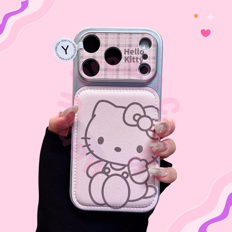 K&ouml;nnte beinhalten: Eine rosa Handyh&uuml;lle mit einem Hello Kitty-Design. Die H&uuml;lle hat eine hellrosa lederartige Textur mit einer Hello Kitty-Grafik. Der obere Teil hat ein Karomuster und die Worte "Hello Kitty".