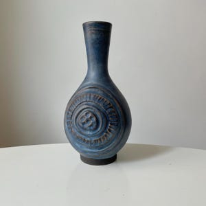 Wazon Irma Yourstone, ceramiczna dekoracja domu z połowy XX wieku, wyprodukowany w Szwecji w 1960 r., sygnowany przez artystę
