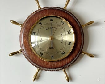 Barómetro Fischer vintage / Diseño de rueda de barco / Madera y latón / Texto sueco / Regn Ostadigt Vackert / Decoración de pared náutica de los años 60/70