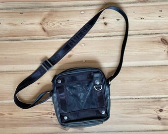 Bolso bandolera Guess Y2K negro con monograma vintage pequeño para hombro usado
