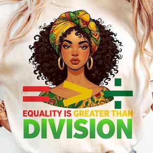 Könnte beinhalten: Weißes T-Shirt mit einem Grafikdruck einer Frau mit lockigem Haar, die einen gelben und grünen Kopftuch trägt. Die Grafik enthält den Text "Gleichheit ist größer als Spaltung".