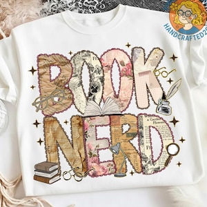 Può includere: Felpa bianca con grafica colorata "BOOK NERD". Il design presenta pagine di libri vintage, motivi floreali e illustrazioni di occhiali, libri e una lente d'ingrandimento. Le parole sono delineate da un bordo in pizzo decorativo.