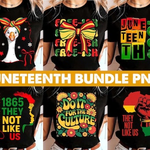 Puede incluir: Camisetas negras con diseños temáticos de Juneteenth. Los diseños incluyen un ganso con un pañuelo en la cabeza, un lazo con texto, las palabras "June Teen Th 1865", el texto "1865 They Not Like Us", las palabras "Do It For The Culture" y un puño sobre un mapa.