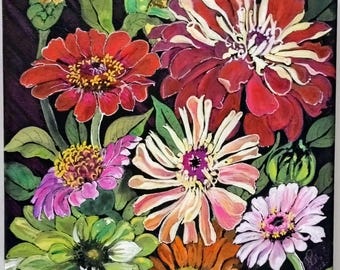 Um par de arranjos florais mistos com dálias e margaridas.