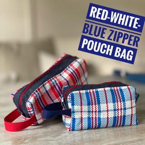 Puede incluir: Dos bolsas con cremallera con un estampado de cuadros rojos, blancos y azules. Las bolsas tienen una parte superior de mezclilla y asas rojas o azules. El texto de la imagen dice: RED-WHITE-BLUE ZIPPER POUCH BAG.