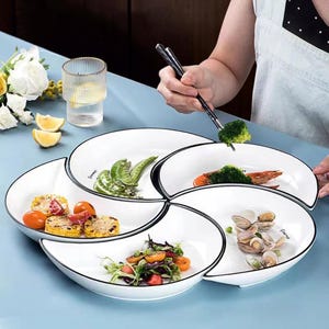 Könnte beinhalten: Ein Set aus drei Keramikbechern mit gesprenkelter, matter Oberfläche. Die Becher sind in Creme-, Hellgrau- und Dunkelgrautönen gehalten. Jeder Becher hat ein schlichtes, minimalistisches Design, ideal für Kaffee oder Tee.