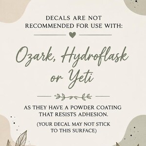 K&ouml;nnte beinhalten: Ein beigefarbenes Hinweisschild mit braunen Blattillustrationen und dem Text: DECALS ARE NOT RECOMMENDED FOR USE WITH: Ozark, Hydroflask or Yeti AS THEY HAVE A POWDER COATING THAT RESISTS ADHESION. (YOUR DECAL MAY NOT STICK TO THIS SURFACE)