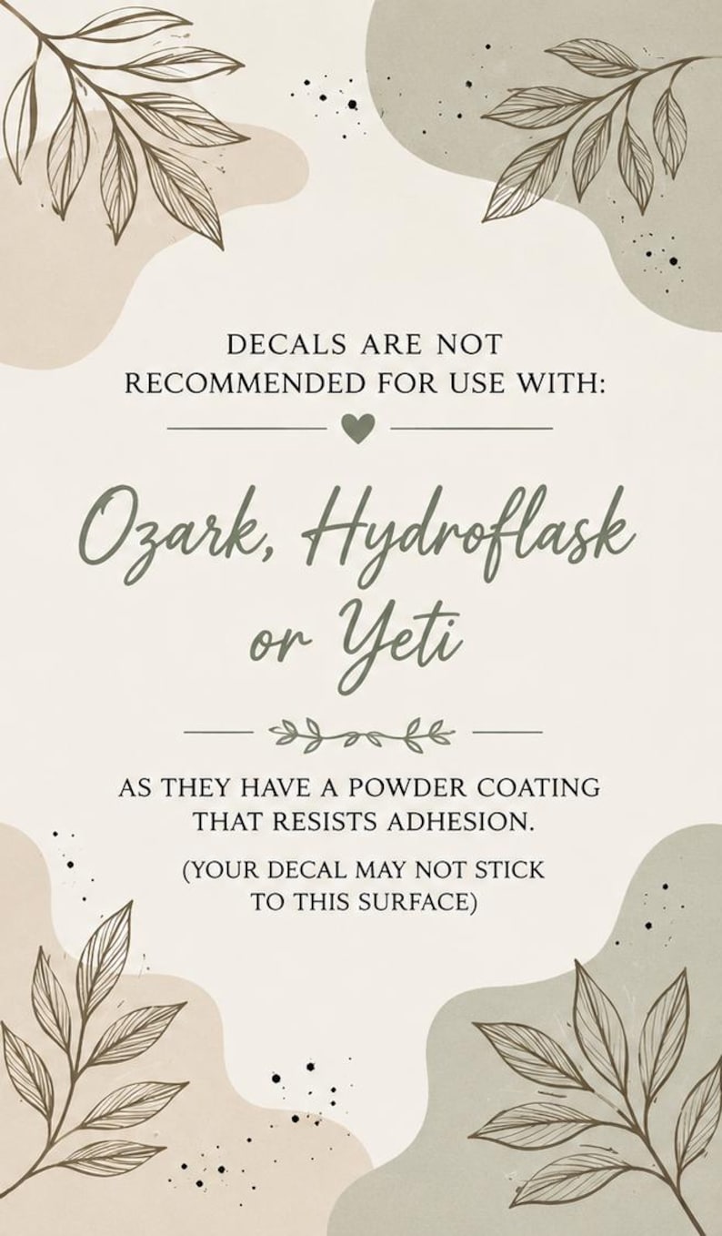 K&ouml;nnte beinhalten: Ein beigefarbenes Hinweisschild mit braunen Blattillustrationen und dem Text: DECALS ARE NOT RECOMMENDED FOR USE WITH: Ozark, Hydroflask or Yeti AS THEY HAVE A POWDER COATING THAT RESISTS ADHESION. (YOUR DECAL MAY NOT STICK TO THIS SURFACE)