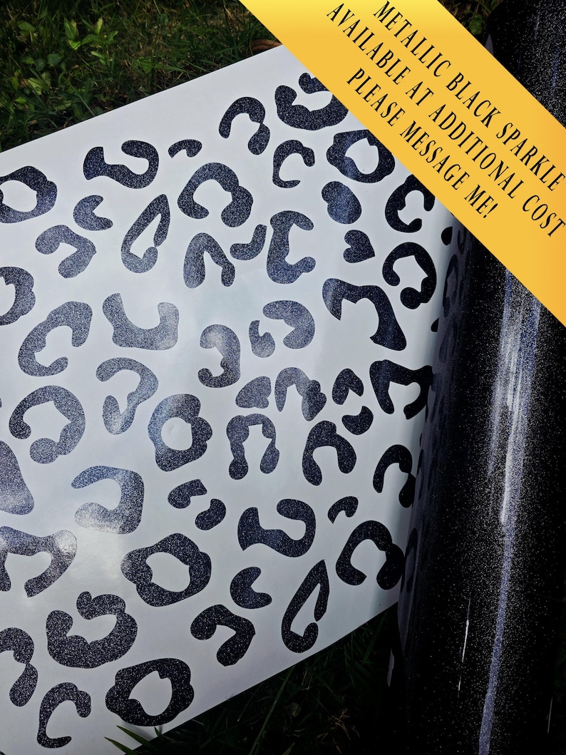 K&ouml;nnte beinhalten: Ein wei&szlig;er Klebebogen mit einem sich wiederholenden Muster aus dunklen, glitzernden Leopardenflecken. Rechts befindet sich eine Rolle aus dunklem, glitzerndem Material. Der Text auf dem Bild lautet: METALLIC BLACK SPARKLE AVAILABLE AT ADDITIONAL COST PLEASE MESSAGE ME!