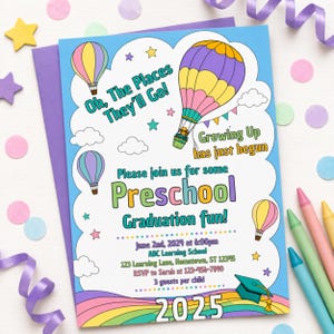 Puede incluir: Una colorida invitaci&oacute;n de graduaci&oacute;n preescolar con globos aerost&aacute;ticos, estrellas y un arco&iacute;ris. La invitaci&oacute;n incluye el texto "Oh, The Places They'll Go!" y "Growing Up has just begun". La fecha es el 2 de junio de 2024.