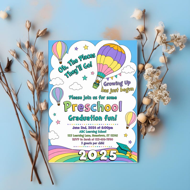 Puede incluir: Una colorida invitaci&oacute;n de graduaci&oacute;n preescolar con globos aerost&aacute;ticos, estrellas y nubes. La invitaci&oacute;n incluye el texto "Oh, The Places They'll Go!" y "Preschool Graduation fun!" con detalles del evento para el 2 de junio de 2024.