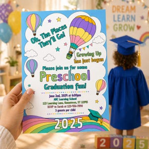 Puede incluir: Una invitaci&oacute;n de graduaci&oacute;n de preescolar azul claro con globos aerost&aacute;ticos coloridos y el texto "Oh, The Places They'll Go!" y "Preschool Graduation fun!". La invitaci&oacute;n incluye la fecha, la hora y el lugar. Un ni&ntilde;o con toga de graduaci&oacute;n est&aacute; en el fondo.