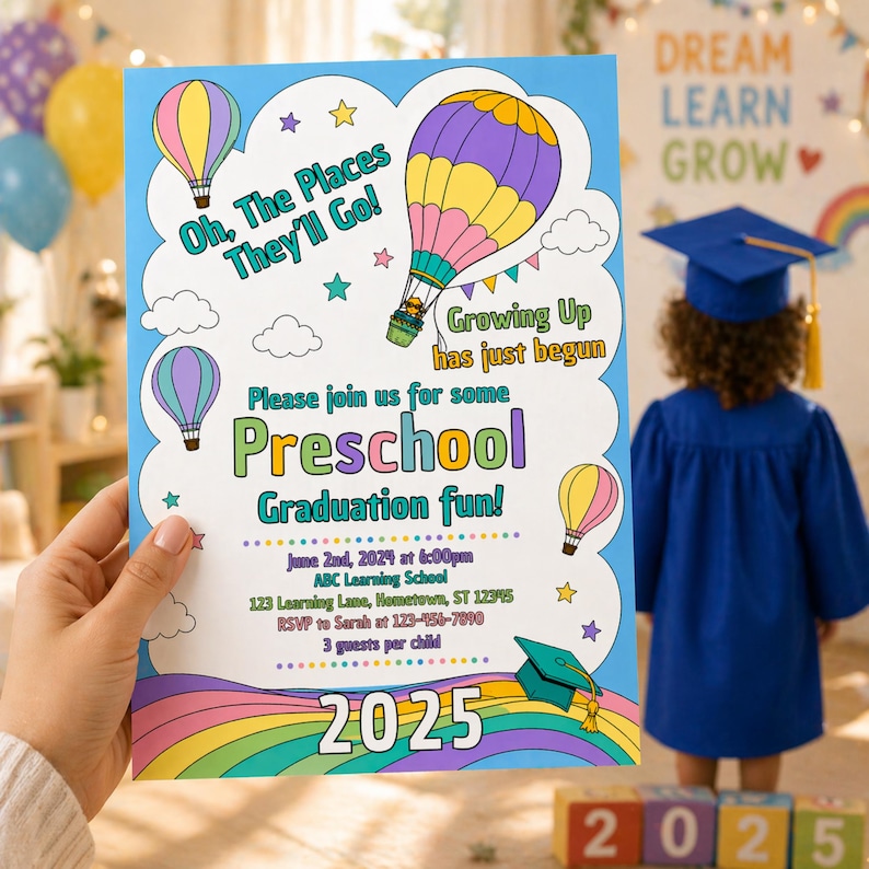 Puede incluir: Una invitaci&oacute;n de graduaci&oacute;n de preescolar azul claro con globos aerost&aacute;ticos coloridos y el texto "Oh, The Places They'll Go!" y "Preschool Graduation fun!". La invitaci&oacute;n incluye la fecha, la hora y el lugar. Un ni&ntilde;o con toga de graduaci&oacute;n est&aacute; en el fondo.