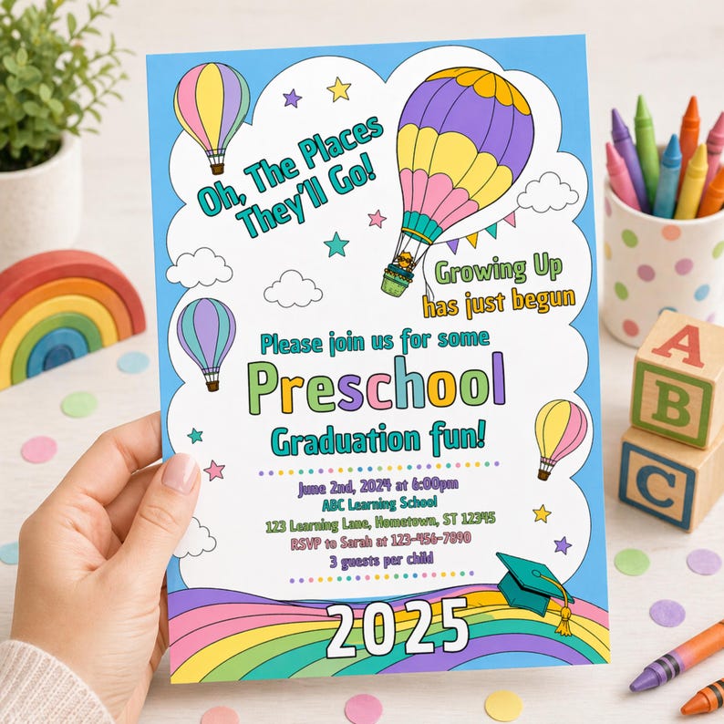 Puede incluir: Una invitaci&oacute;n azul de graduaci&oacute;n de preescolar con globos aerost&aacute;ticos coloridos, estrellas y un arco&iacute;ris. La invitaci&oacute;n incluye el texto "Oh, The Places They'll Go!" y "Preschool Graduation fun!" con el a&ntilde;o 2025.