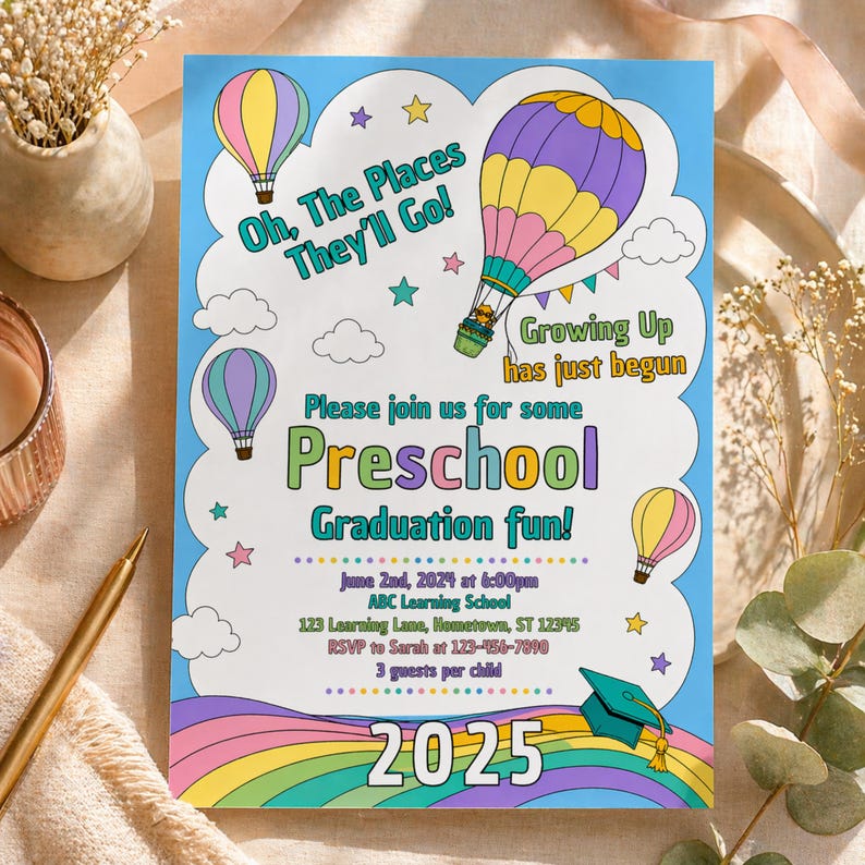 Puede incluir: Una colorida invitaci&oacute;n de graduaci&oacute;n preescolar con globos aerost&aacute;ticos, estrellas y un arco&iacute;ris. La invitaci&oacute;n incluye el texto "Oh, The Places They'll Go!" y "Preschool Graduation fun!" con el a&ntilde;o 2025.
