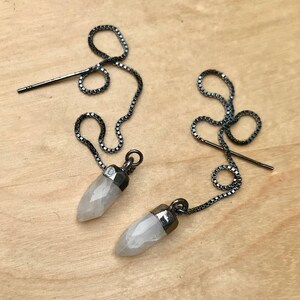 Örhängen med månstensspiktråd - vita ädelstenspendeldroppar på eleganta svarta örhängen i sterlingsilver - långa kedjeörhängen