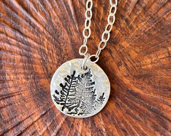 Collana Foresta - ciondolo a forma di disco in argento fine fatto a mano con abeti e pini su una catena a maglie in argento sterling - gioielli da uomo o da donna .999fs
