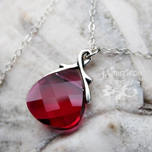 Op de afbeelding: Een vrouw in een witte jurk met een kroon op haar hoofd loopt door een katoenveld. Ze draagt ​​boeien om haar enkels. De tekst "K.A. Williams / WAK" is zichtbaar in de linkerbenedenhoek van de afbeelding.