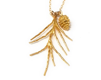 Collana con aghi di pino e pigna - pendente a forma di ramo di pino placcato oro satinato brillante e ciondolo a forma di pigna, catena riempita in oro 14k