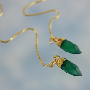 Örhängen med grön onyx och ädelsten med spikpendel i guld - örhängen i 14k guldfyllning - långa kedjor