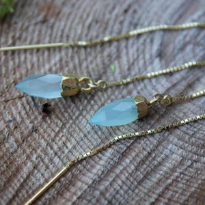 Örhängen med aquablå kalcedon och ädelsten med spikpendel i guld - örhängen i 14k guldfyllning - kedjeörhängen