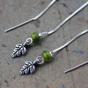 小さなオークの葉のスターリングシルバーのスレッドイヤリング - 苔のような緑色のチェコガラスビーズ付き -