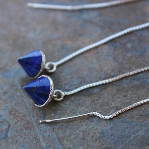 Örhängen med lapis lazuli-pendeltråd - blå ädelstenskondroppar på eleganta örhängen i sterlingsilver - kedjeörhängen