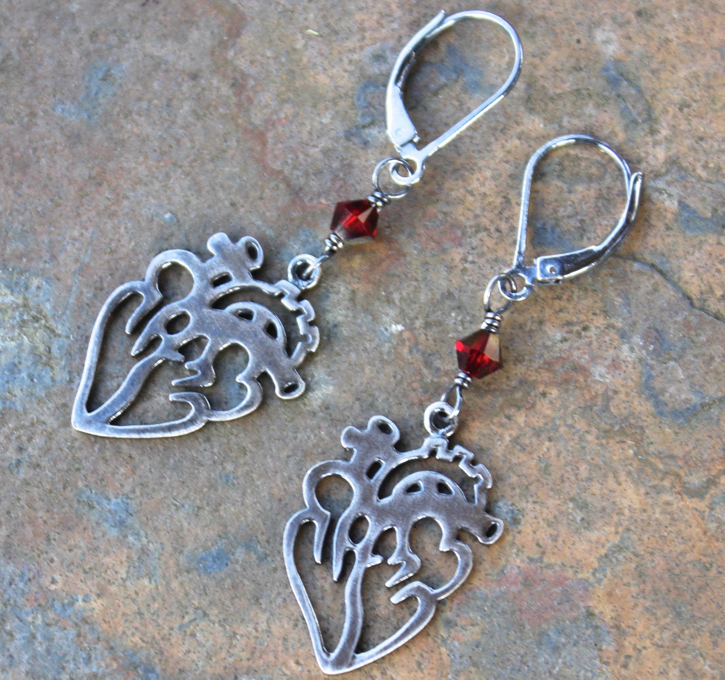 Orecchini a forma di cuore anatomico da donna, in argento