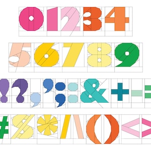 Può includere: Design geometrico colorato con numeri e simboli. I numeri da 0 a 9 sono visualizzati in una varietà di colori vivaci, tra cui rosa, arancione, giallo e verde. Sono inclusi anche simboli come punti esclamativi, punti interrogativi e operatori matematici.