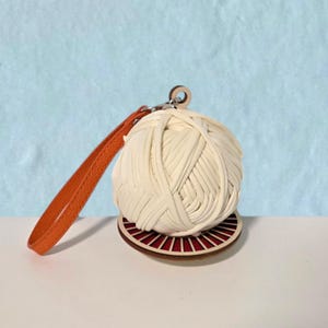 Muñeca porta hilo portátil