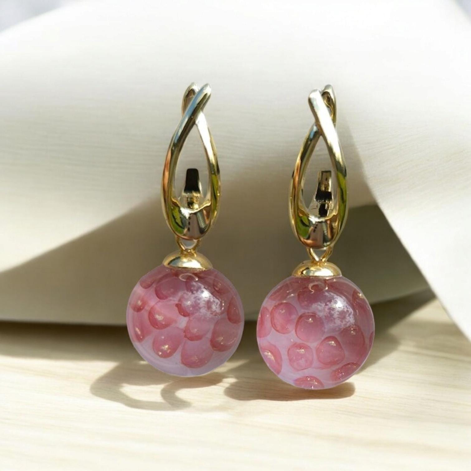 Orecchini anemone rosa: sfere in vetro artistico placcate in oro 999 e fumé. - Italia