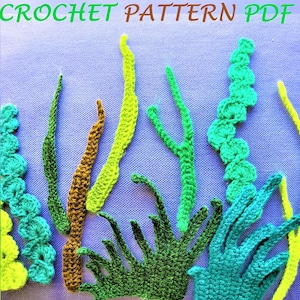Può includere: PDF del modello all'uncinetto con varie alghe e piante acquatiche all'uncinetto in tonalità di verde, giallo e marrone. Il testo "CROCHET PATTERN PDF" è visualizzato in alto in verde e marrone.