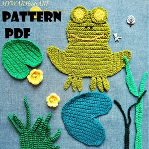 Peut inclure: Un ensemble de crochet représentant une grenouille, des nénuphars et des plantes aquatiques. La grenouille est verte avec des détails jaunes, les nénuphars sont verts et bleus. Le texte "PATTERN PDF" est visible. Thème : un étang.