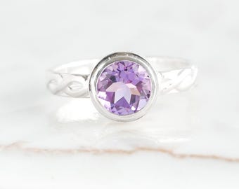 Brilliant Amethyst solitaire women's ring US size 5 3/4 in sterling silver with ribbon pattern band