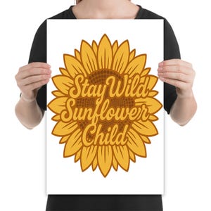 Póster infantil "Stay Wild Sunflower", arte mural floral bohemio, decoración hippie con un toque de sol para espíritus libres, regalo con estampado de mandala amarillo retro.