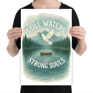 Póster "Still Waters Strong Souls", impresión artística de un lago tranquilo y montañoso, decoración con cita de serenidad cristiana, arte de pared de acuarela con una canoa y una paloma.