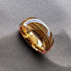 Anello a forma di botte di whisky e corda per chitarra, fascia con intarsi in legno, anello a forma di botte di whisky, anello da musicista, fascia in oro rosa, anello per lui, anello in oro, 8 mm
