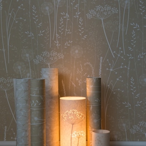Paper Meadow Tapete in 'Kraft' von Hannah Nunn, eine neutrale, beige, botanische Tapete mit Wiesensamenkapseln und Gräsern