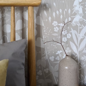 MUSTER-Hedge-Tapete in 'Hush' von Hannah Nunn, eine zart grau/rosa Tapete im botanischen Stil mit einem wilden Gewirr aus Pflanzen und Blumen