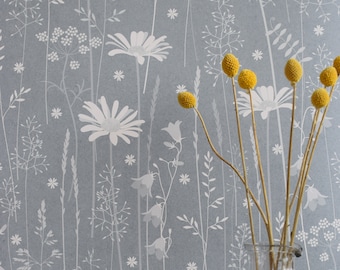 SAMPLE Daisy Meadow behang in 'moonrise' van Hannah Nunn, een donkerblauwe, bloemige weidewandbekleding met madeliefjes, grasklokjes en grassen