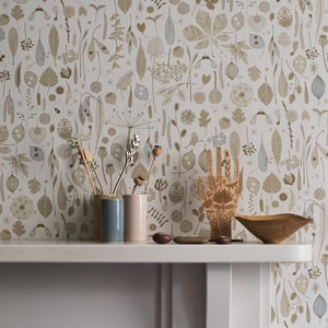 MUSTER Tiny Treasures Tapete in 'Old Gold' von Hannah Nunn, eine Wandverkleidung für Sammler von botanischen Samen & Hülsen