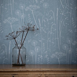 Paper Meadow Tapete in 'petrol' von Hannah Nunn, eine blaue botanische Tapete mit Wiesensamenkapseln und Gräsern