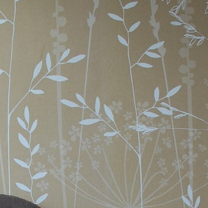 CAMPIONE Carta da parati In the Tall Grass in 'kraft' di Hannah Nunn, una stampa murale audace di erbe di prato di grandi dimensioni e pizzo della regina Anna