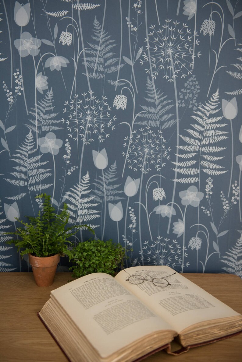 SAMPLE Charlotte es Garden Tapete in 'Inkwell' von Hannah Nunn, eine tiefblaue florale Wandbedeckung inspiriert vom Brontegarten Bild 1